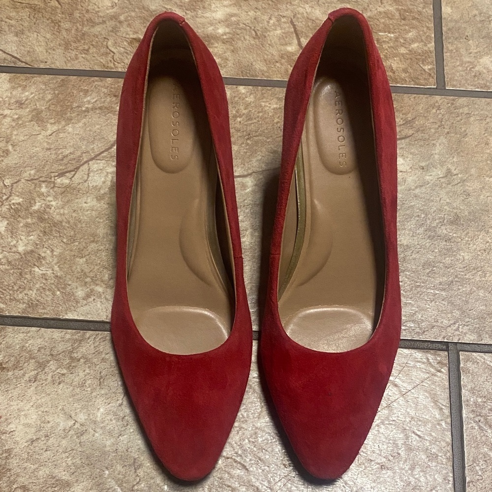 AEROSOLES Women's Red Suede  Size 7.5 Chunky Heels Timeless Classic Cottagecore